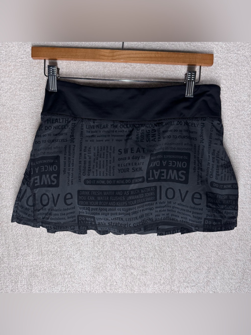 lululemon Women's Athletic Mini Skirt Size 4 Black Gray Printed Running Skirt